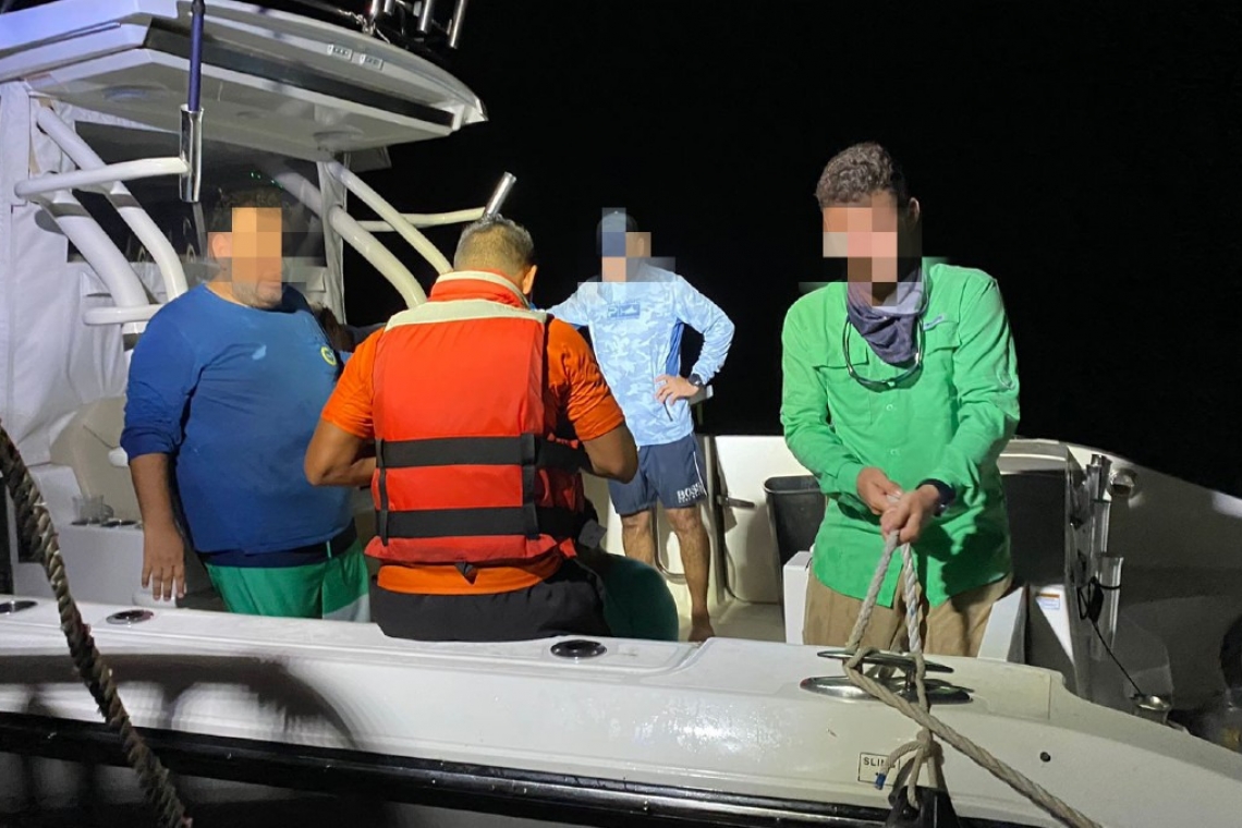 SEMAR Rescata 6 turistas en alta mar