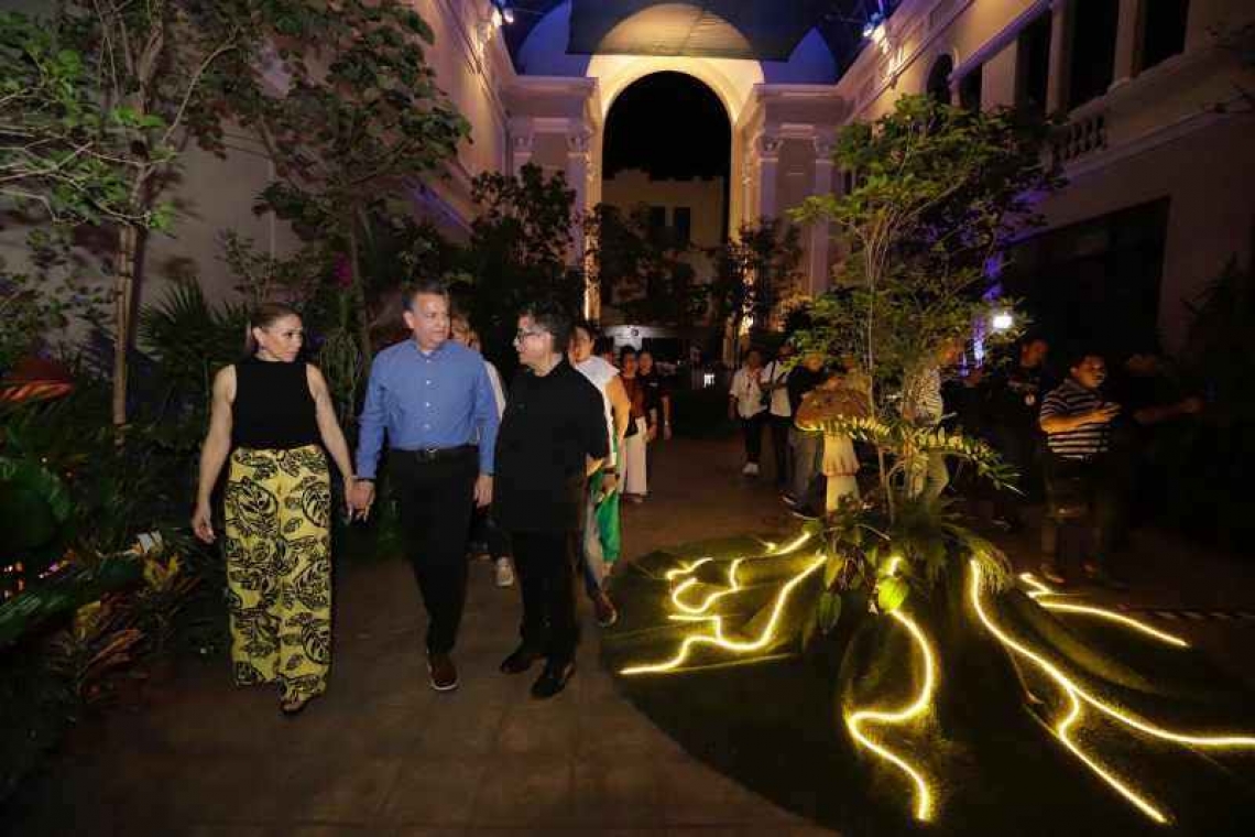 El Alcalde Alejandro Ruz Castro visita la exposición vegetal "El lenguaje de las plantas", en el Pasaje de la Revolución