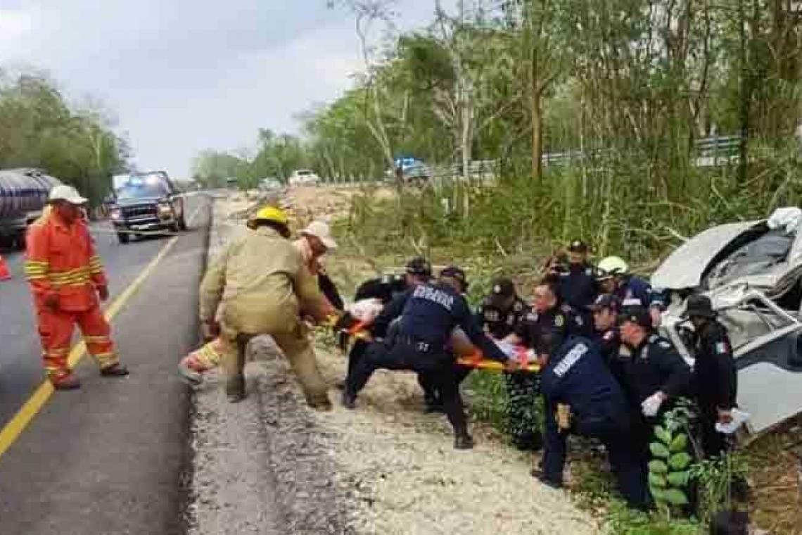 Clave 3  Tremendo accidente vial en la autopista a Cancún con saldo de un infante muerto.