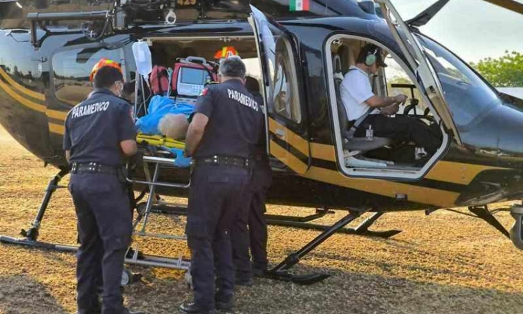 Helicóptero policíaco trasladó a un hospital a un sujeto con quemadras graves.