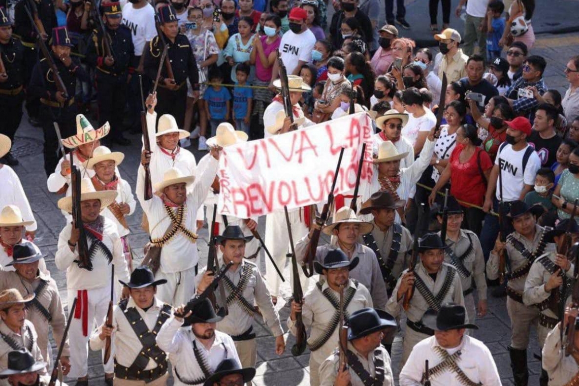 Desfile civico militar para festejar la Revolución Mexicana