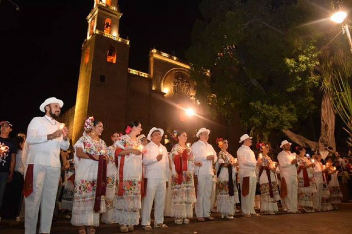 Manteles largos por el cumpleaños de la capital yucateca.