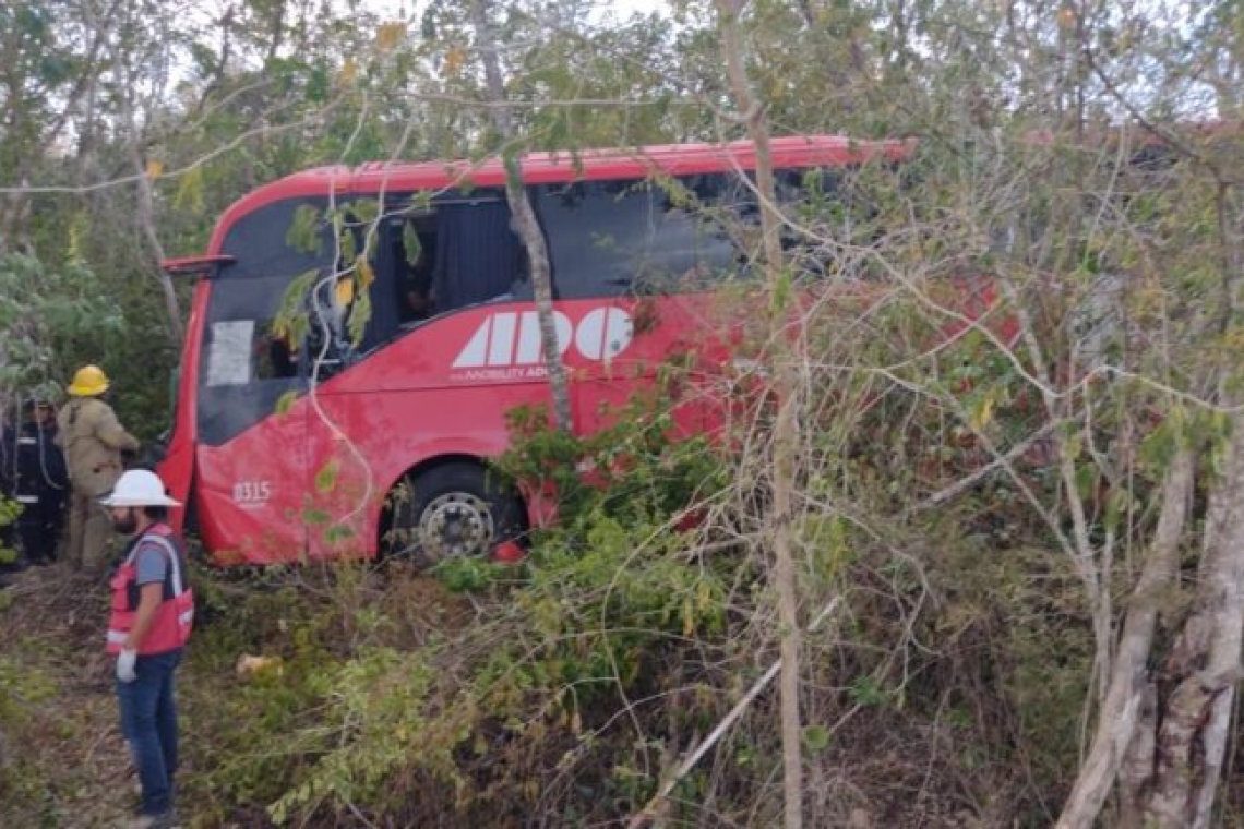 Camión de pasajeros se salió de la carretera de cuota Mérida-Cancún