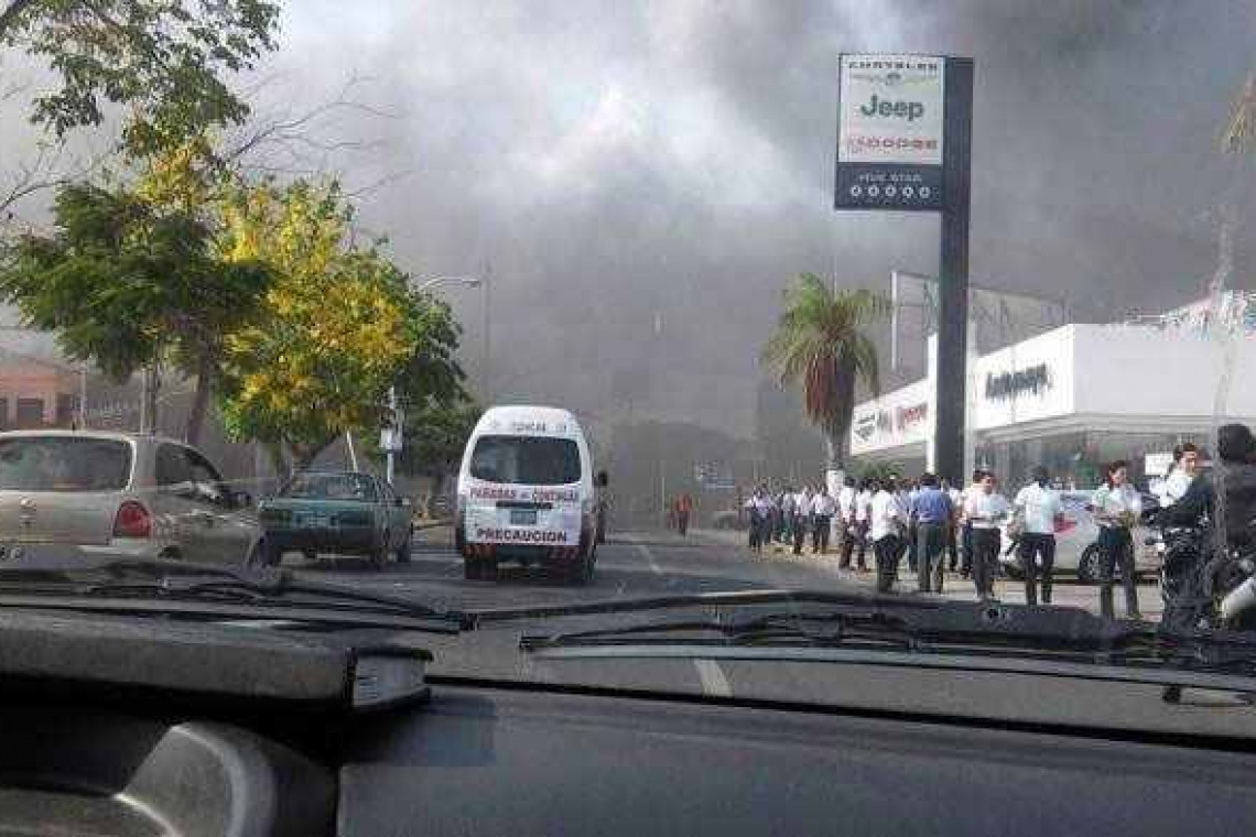 Fuerte incendio en agencia automotriz.