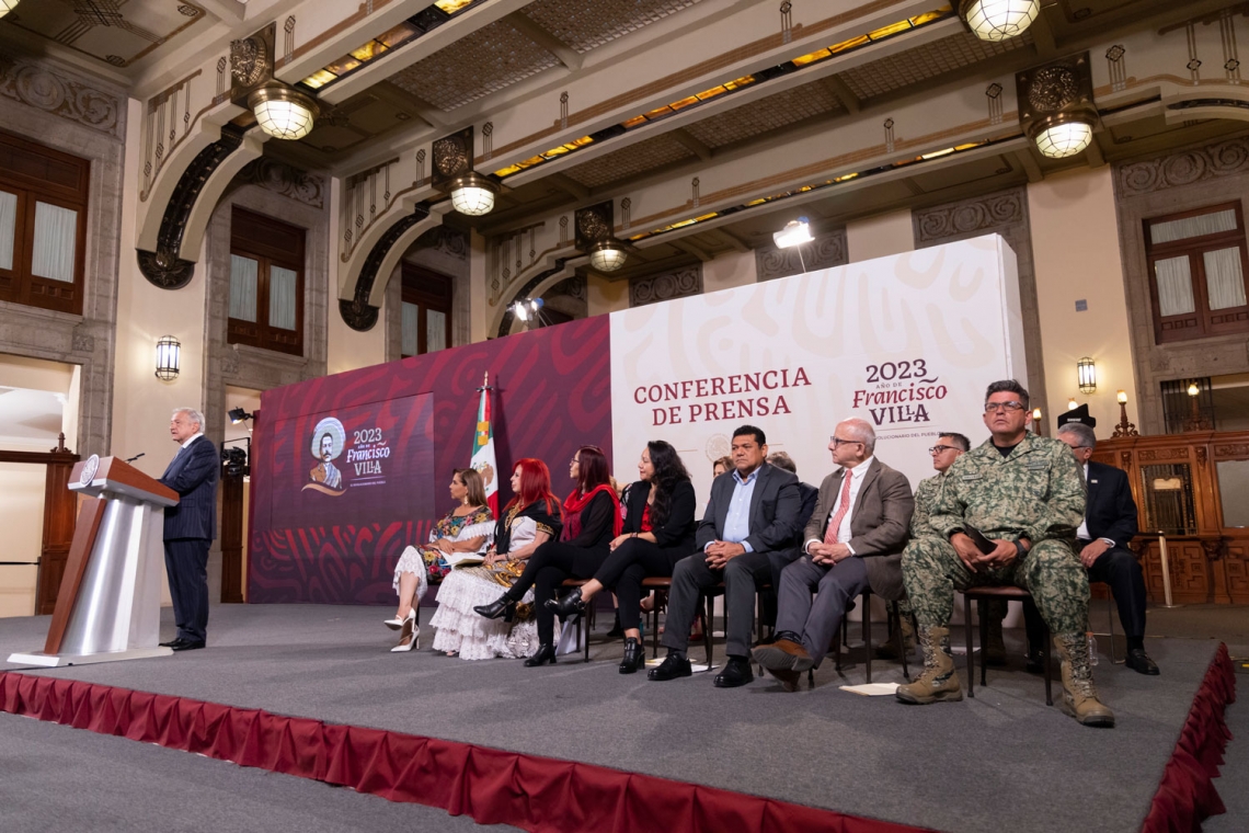 Maestras y maestros recibirán aumento salarial de 8.2 por ciento
