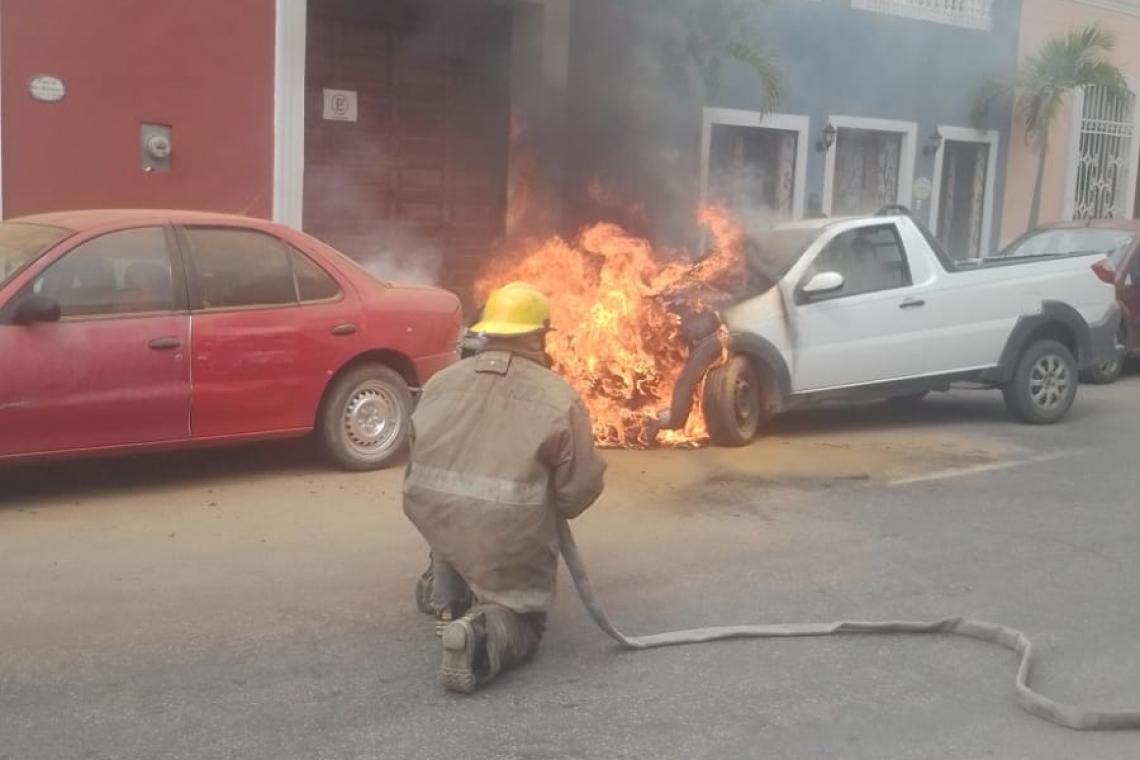 Un coche se quemo en la calle