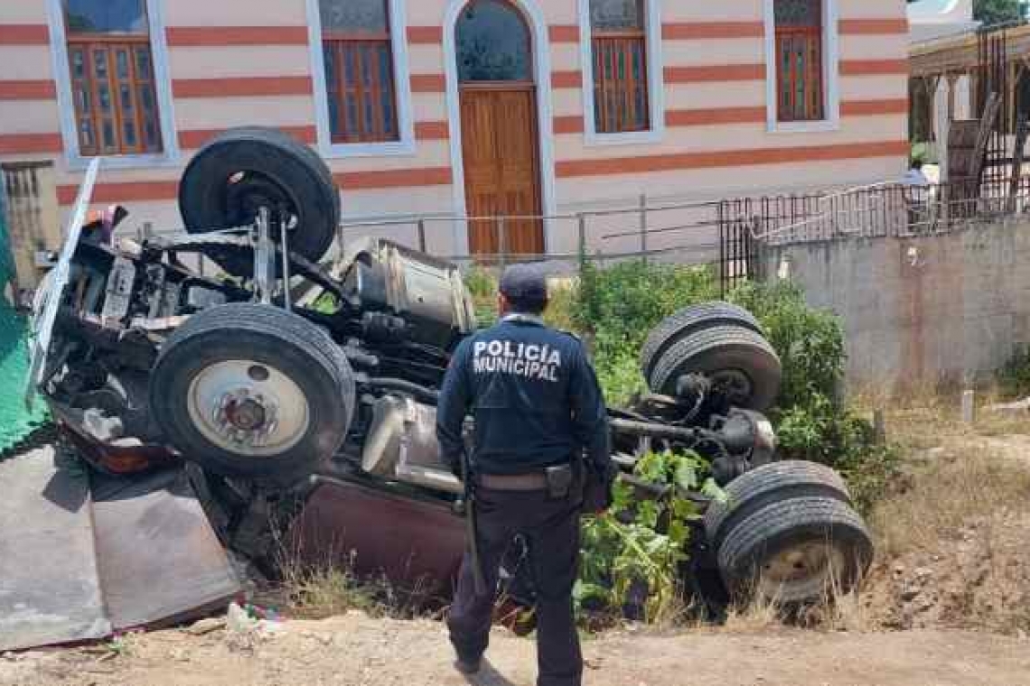 Volquete cayó en un sumidero destapado