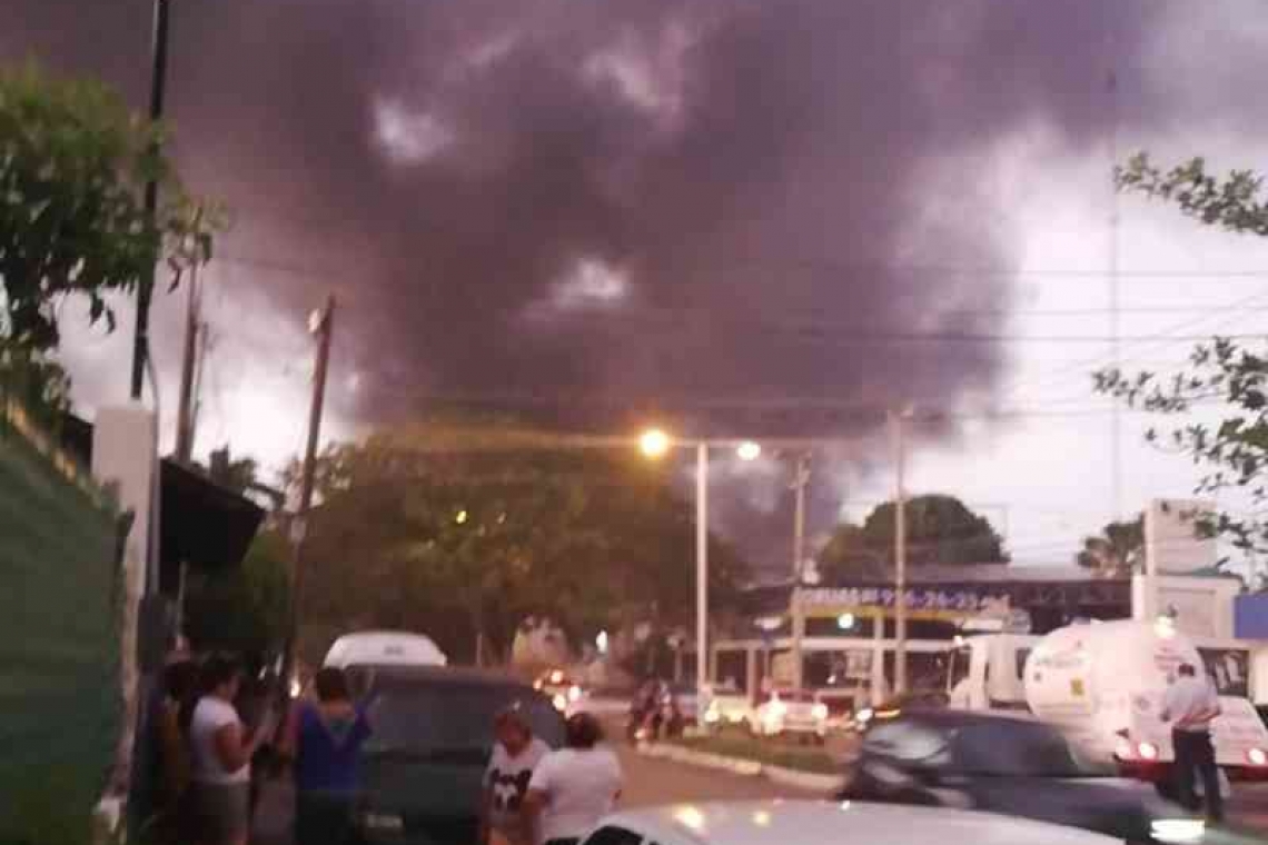 Tremendo incendio cerca de plaza fiesta