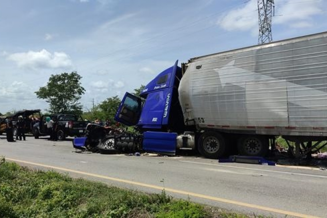 Brutal choque de dos trailers en la vía libre Mérida - Cancún
