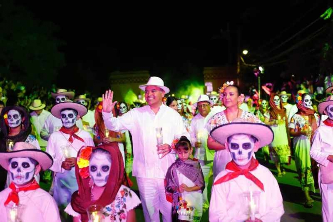 Acompañado de miles de yucatecos, el Alcalde encabezó el Paseo de las Ánimas 2023 que salió del Cementerio General a San Juan.