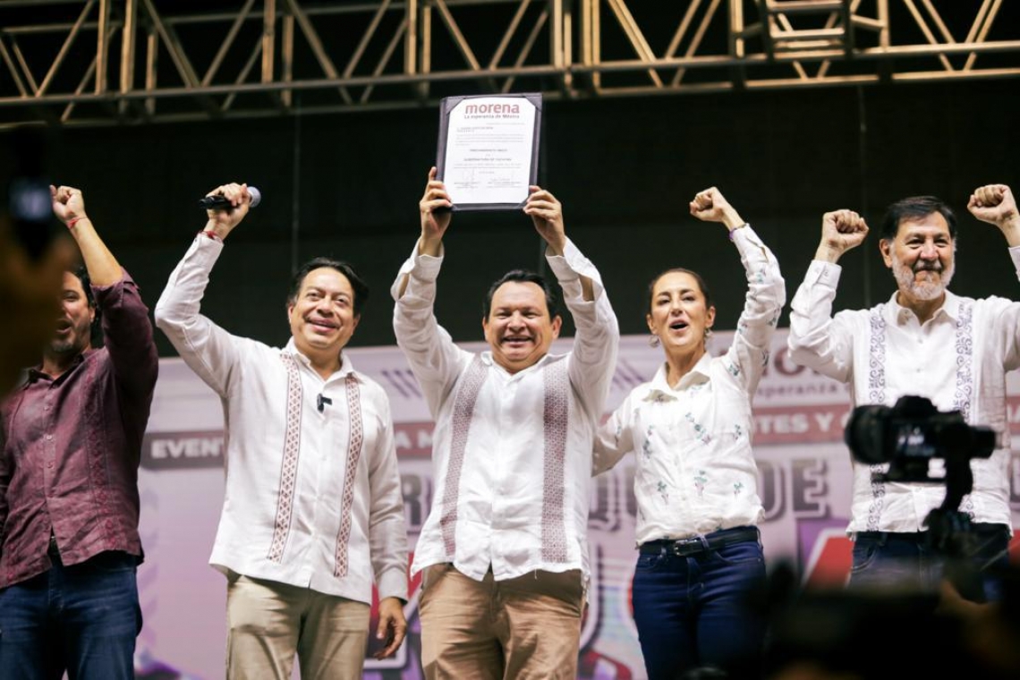 Huacho” Díaz Mena recibió su constancia como precandidato del MORENA
