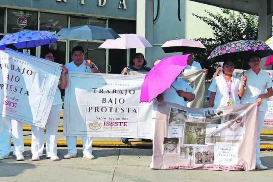 Suplentes de enfermería del ISSSTE se quejan por no recibir a tiempo sus pagos.