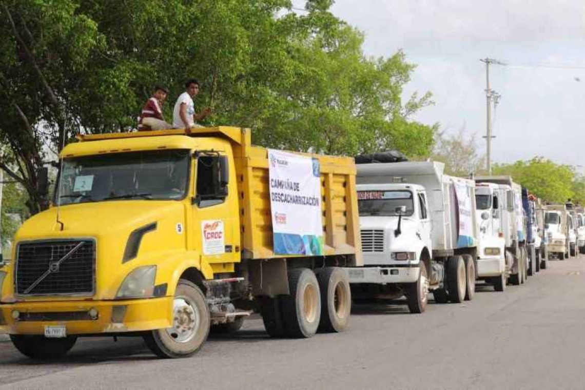 Descacharrización en Mérida y comisarías para evitar criaderos de moscos.