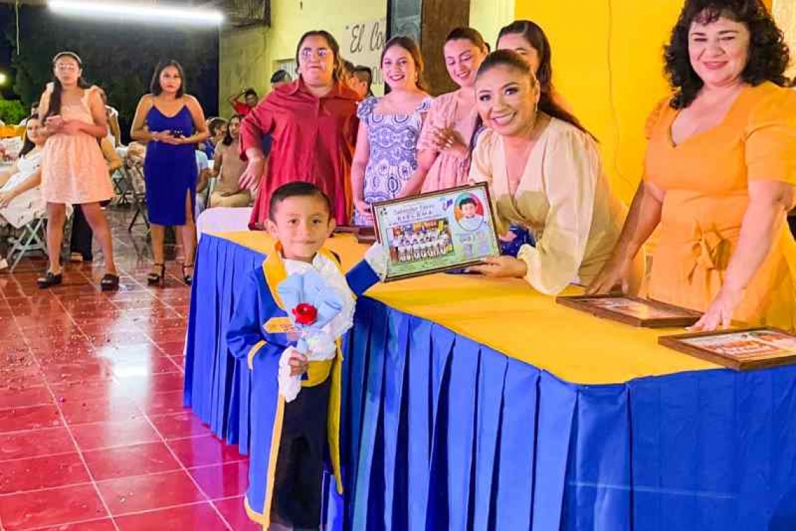 Infantes terminaron su enseñanza preescolar.
