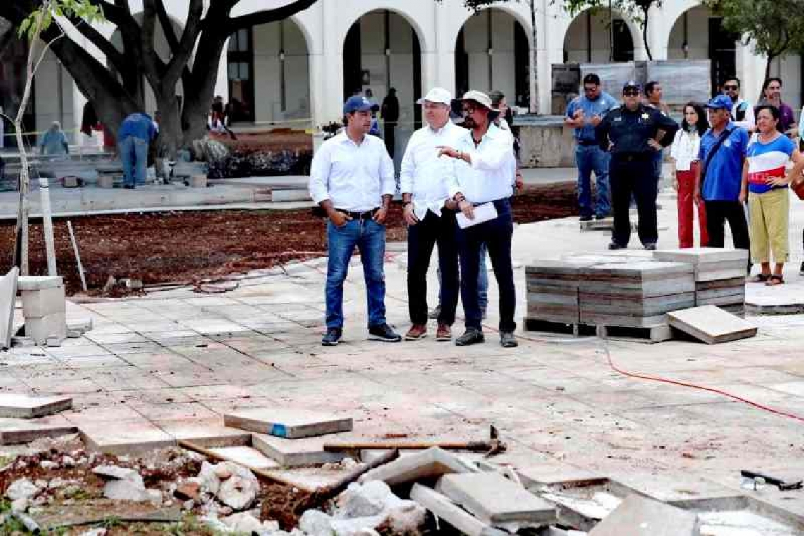 Vila Dosal, Gobernador de Yucatán, supervisa la obra de la Plaza Grande.