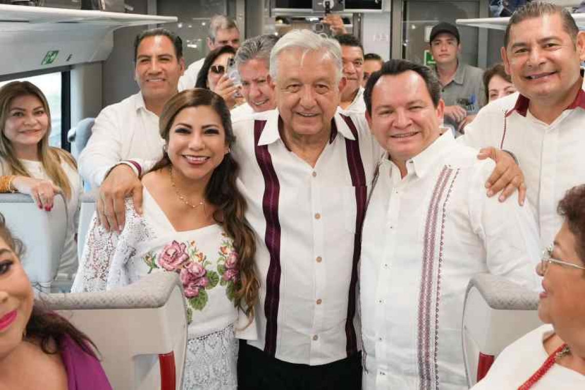 Acompañan Huacho Díaz Mena y su esposa a López Obrador en su última gira por Yucatán