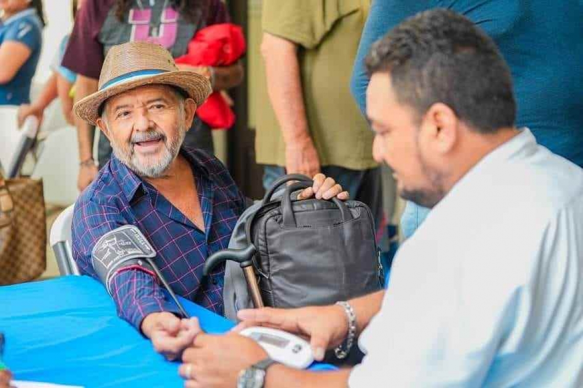 Personas de la tercerna edad reciben atención y servicios de la Comuna.