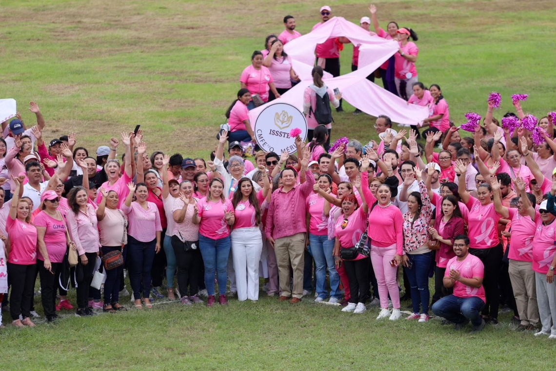 En el Día Mundial de la Lucha contra el Cáncer de Mama 1500 mujeres hacen una caminata.