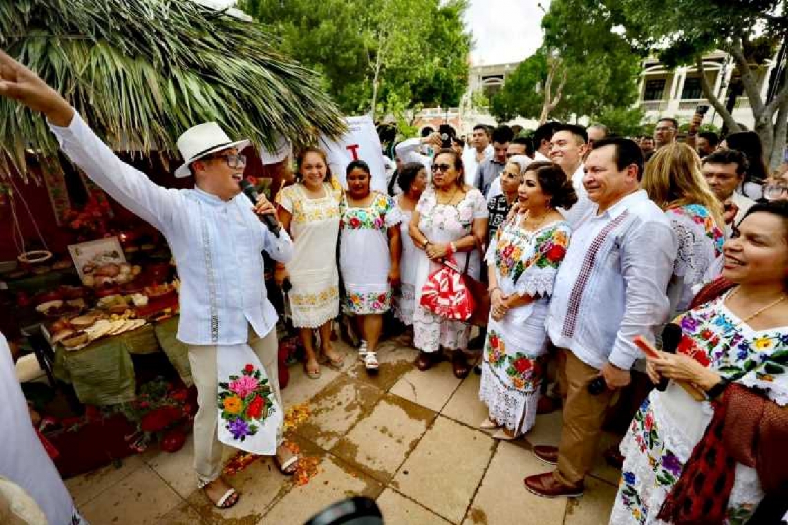 Janal Pixán en la Plaza Grande