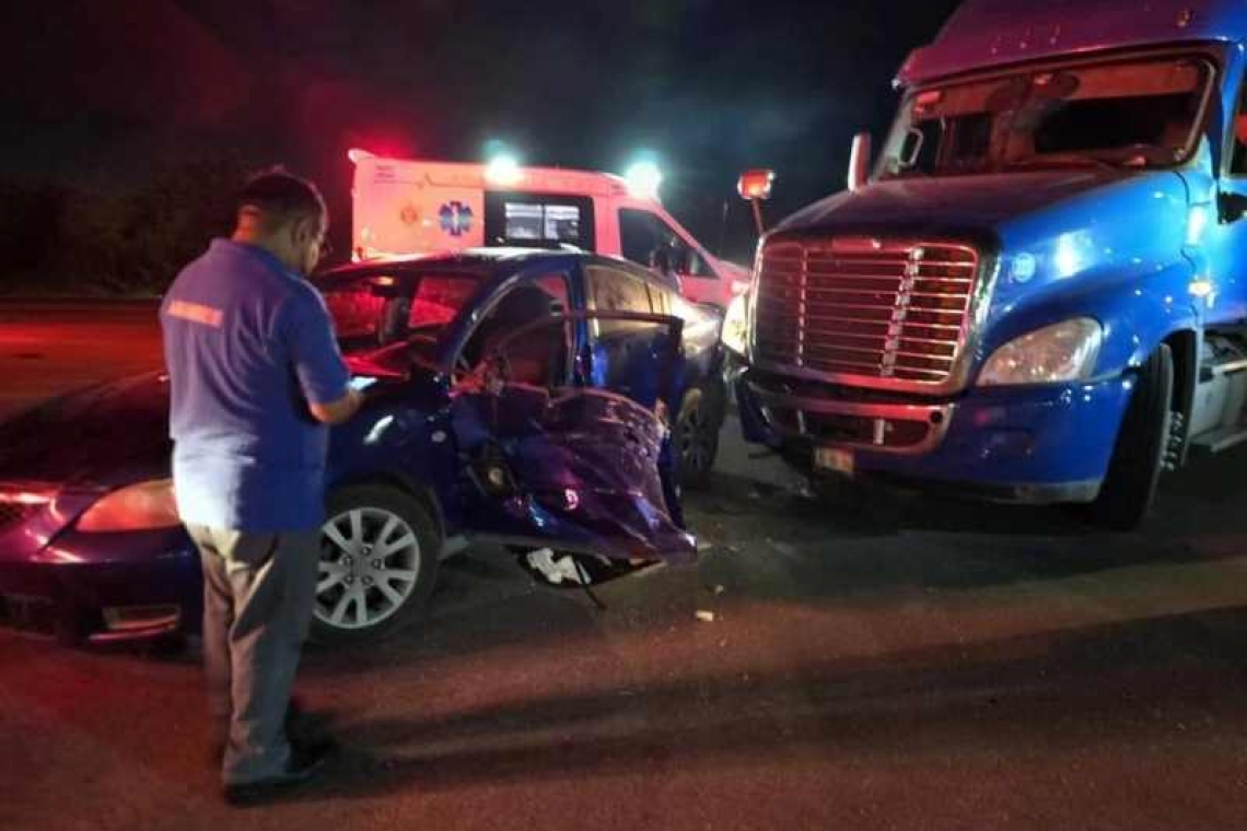 Una señora por poco muere prensada por un tráiler.