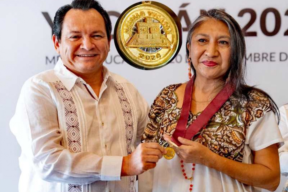 El Gobernador entregó galardón a Socorro Loeza Flores