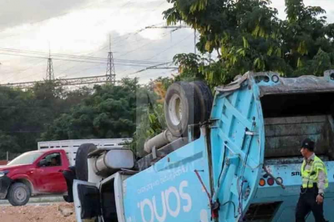  Volcó un camión recolector de basura.