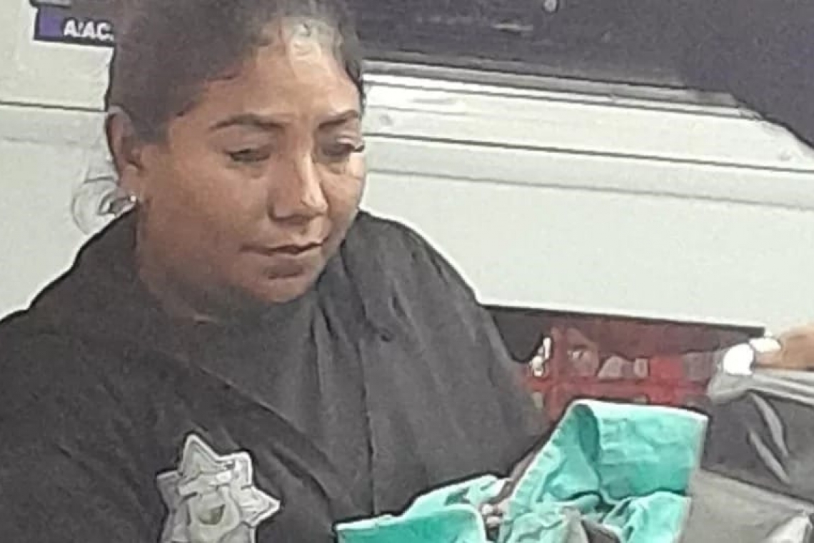  Una bebé nació a bordo de una ambulancia.