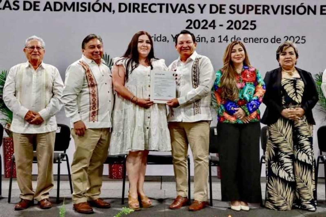 Gobernador Joaquín Díaz Mena entregó plazas a 136 docentes yucatecos