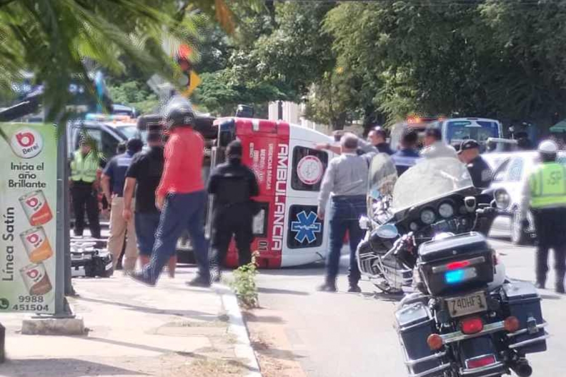 Volcó una ambulancia con saldo de tres heridos.