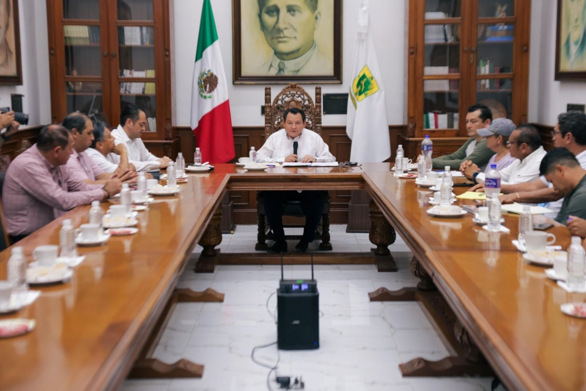 EL GOBERNADOR JOAQUIN DÍAZ MENA DIALOGO MAS DE CUATRO HORAS CON REPRESENTANTES DE LA CNTE Y NO HUBO ACUERDO