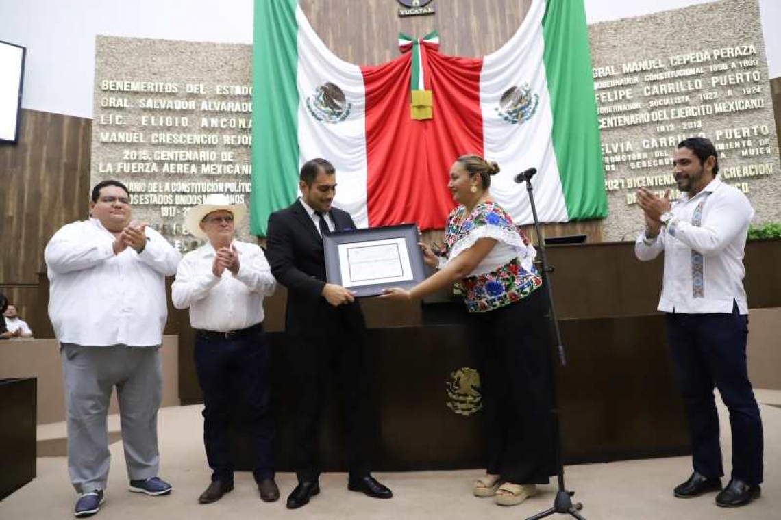 CONGRESO DEL ESTADO ENTREGA RECONOCIMIENTO A PILOTO AVIADOR POR SU ACTUACIÓN HEROICA Y PROFESIONAL