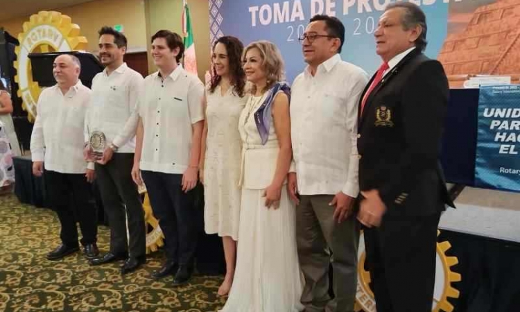 DAVID GONZALES TOMÓ PROTESTA A PATY MEDINA COMO PRESIDENTA DE ROTARY MERIDA ITZAES