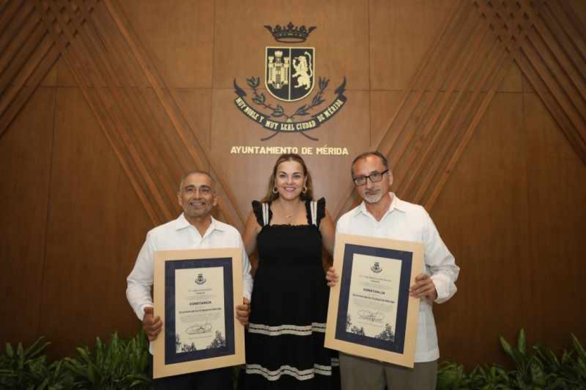 Entrega Cecilia Patrón nombramiento a los dos nuevos integrantes del Consejo de Cronistas de Mérida.