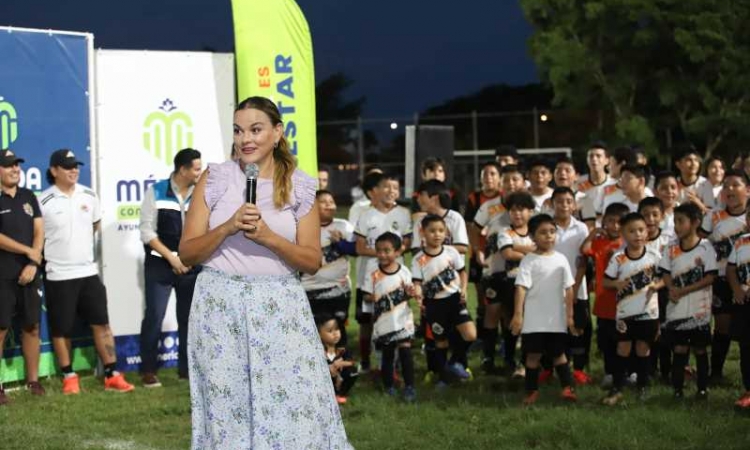 Entrega Cecilia Patrón instalaciones deportivas a la comunidad de Yucalpetén