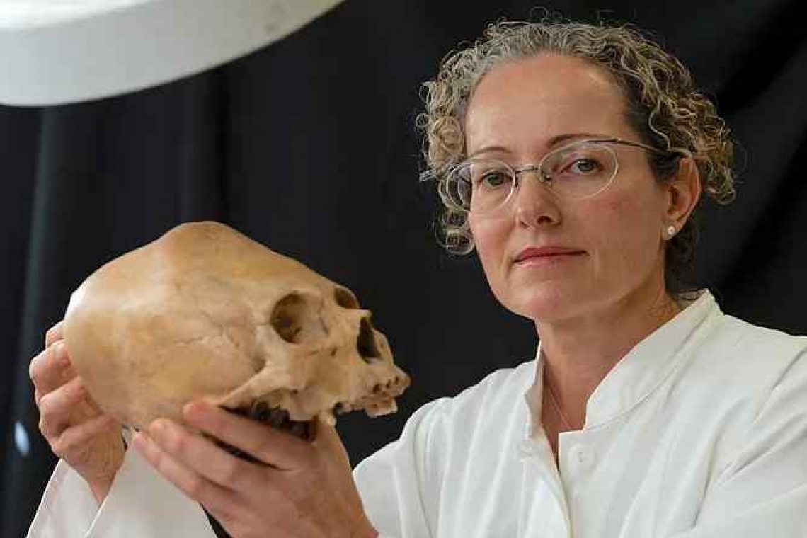 La investigadora Vera Tiesler comparte con universitarios nuevas interpretaciones bioarqueológicas.