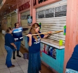 Doña Cecilia, la alcaldesa de Mérida, limpia el Mercado Lucas de Gálvez.