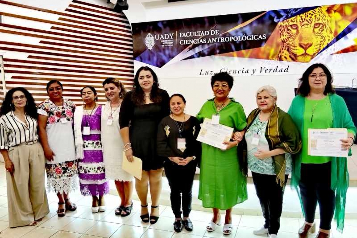  EN LA UADY COLOQUIO INTERNACIONAL SOBRE LA LITERATURA REGIONAL DE LAS MUJERES.