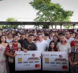 Gobernador Joaquín Díaz Mena inicia entrega de tarjetas “Felipe Carrillo Puerto” a estudiantes de la UADY.