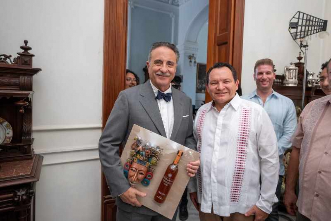 Gobernador Joaquín Díaz Mena visita el set de grabación de la película “Pedro Pan”.