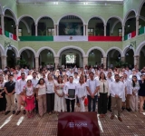 Gobernador Joaquín Díaz Mena inicia entrega de tarjetas “Felipe Carrillo Puerto” a estudiantes de la UADY.