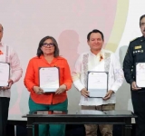 Gobernador Joaquín Díaz Mena inicia entrega de tarjetas “Felipe Carrillo Puerto” a estudiantes de la UADY.