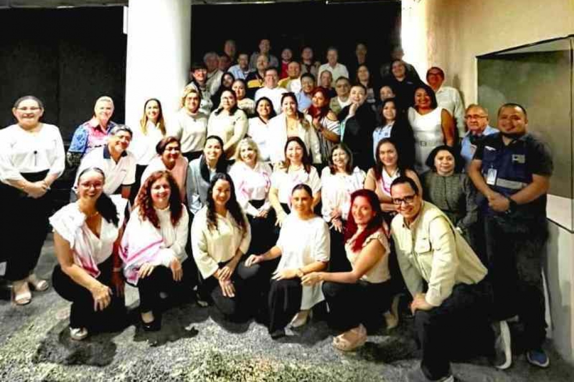 MELY FESTEJO LA NAVIDAD CON LA PRENSA.