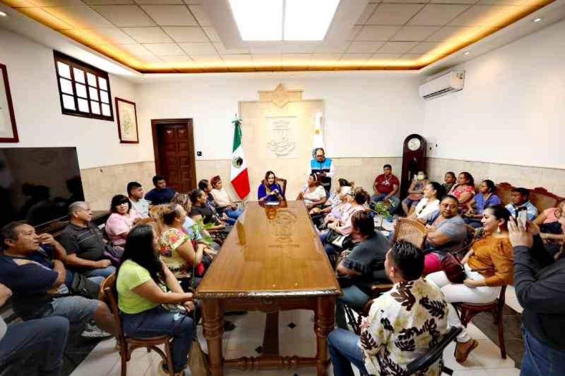 Cecilia Patrón escucha y atiende a tianguistas.