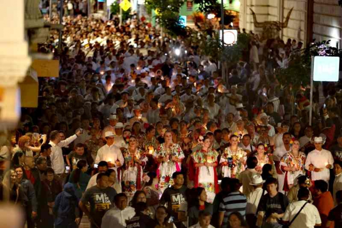 Cientos de voces le cantan las mañanitas a Mérida por sus 484 años de historia, tradición e identidad.