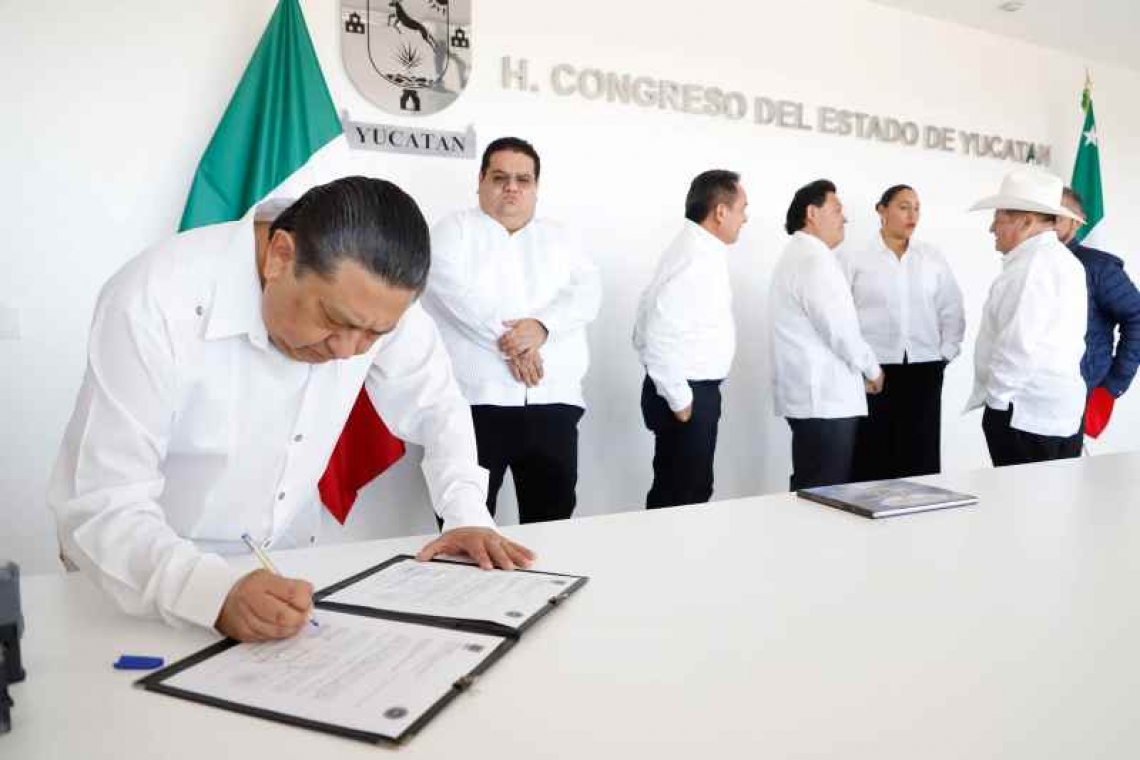   Fiscal General del Estado entrega informe de actividades al Congreso de Yucatán