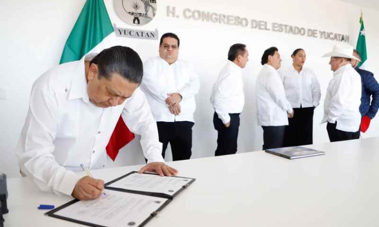   Fiscal General del Estado entrega informe de actividades al Congreso de Yucatán