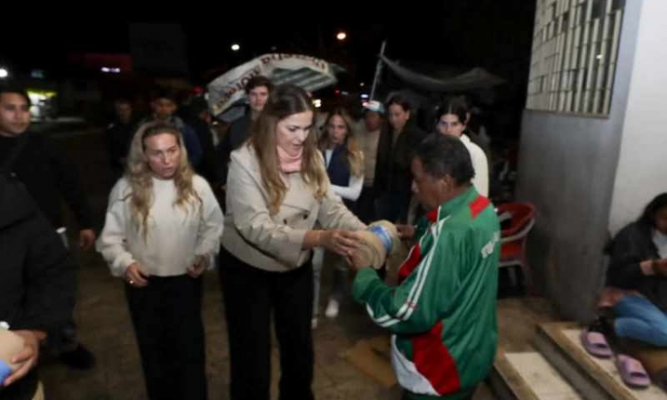   CECILIA, LA ALCALDESA DE MÉRIDA REPARTIO COBIJAS EN LA PUERTA DEL H'ORAN.