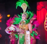   CECILIA, LA ALCALDESA DE MÉRIDA REPARTIO COBIJAS EN LA PUERTA DEL H'ORAN.