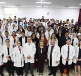   CECILIA, LA ALCALDESA DE MÉRIDA REPARTIO COBIJAS EN LA PUERTA DEL H'ORAN.