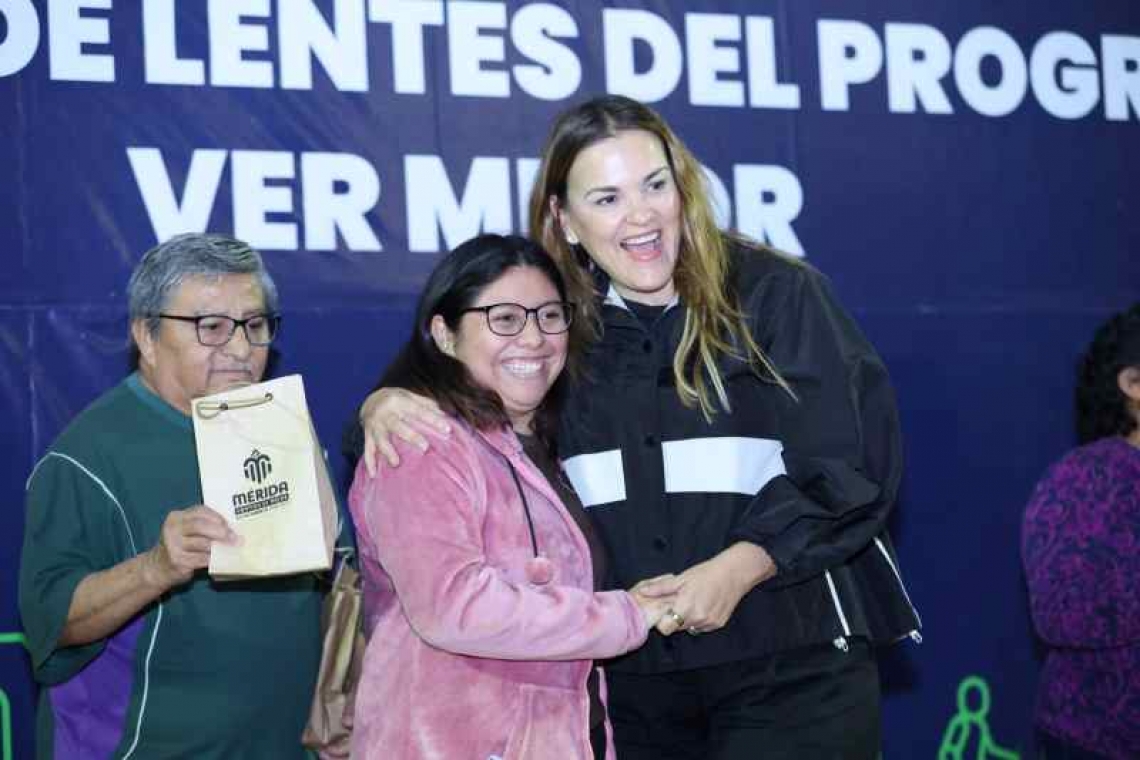  Cecilia Patrón entrega lentes gratuitos a 513 personas en El Roble Agrícola.